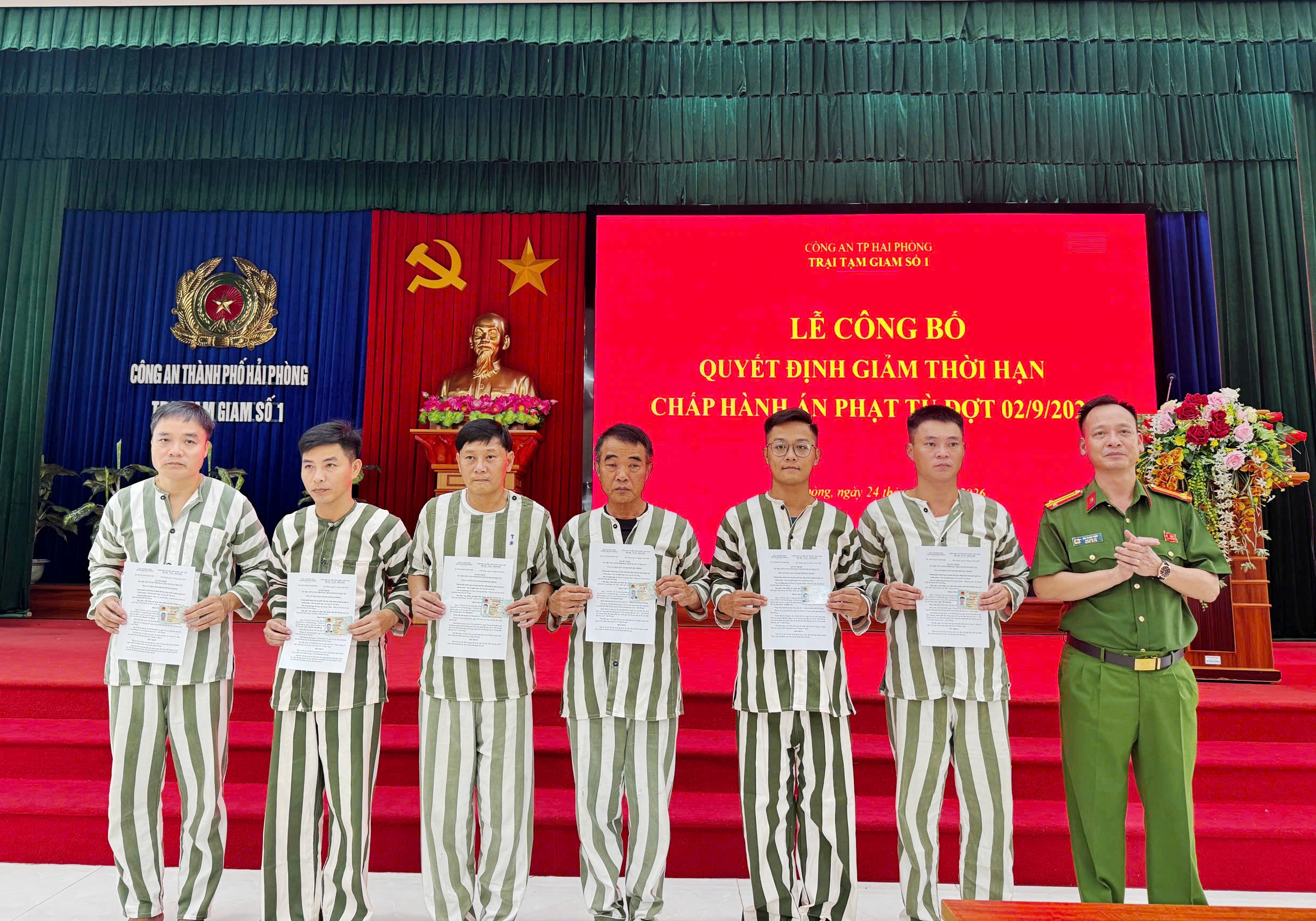 Trại tạm giam số 1 (Công an thành phố): Công bố quyết định giảm thời hạn chấp hành án phạt tù cho 46 phạm nhân đợt 2/9